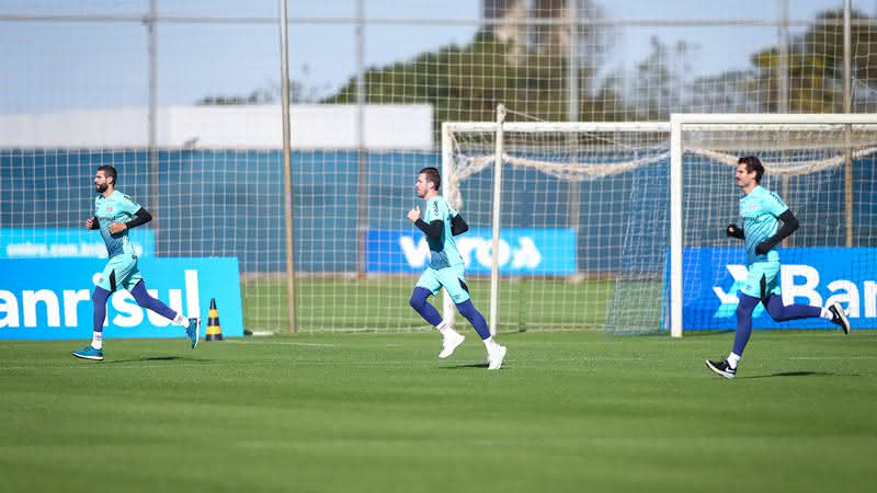 Goleiros do Grêmio se aquecem distantes uns dos outros - Lucas Uebel / Grêmio FBPA