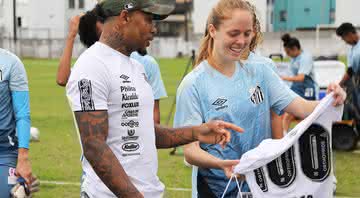 Marinho entrega camisa autografada por Pelé para atacante Ketlen, maior artilheira da história do Santos - Pedro Ernesto Guerra Azevedo/Santos FC/ Fotos Públicas