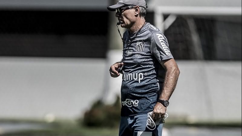 Ariel Holan em ação durante treinamento do Santos - Ivan Storti/Santos FC