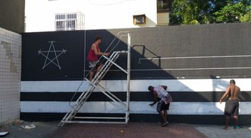 Torcedores pintam muro no entorno do Nilton Santos - Divulgação