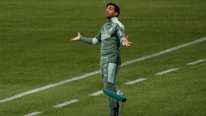 Abel Ferreira à beira de campo pelo Palmeiras - Getty Images