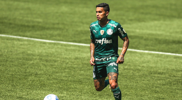 Dudu, jogador do Palmeiras que é comandado por Abel Ferreira, dentro de campo controlando a bola - GettyImages