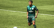 Dudu, jogador do Palmeiras que é comandado por Abel Ferreira, dentro de campo controlando a bola - GettyImages