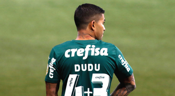 Dudu, jogador do Palmeiras com a camisa do time em campo - GettyImages