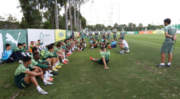 Jogadores d Palmeiras sentados no gramado e Abel Ferreira em pé - Cesar Greco/Palmeiras/Fotos Públicas