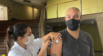 Adriano Imperador recebe primeira dose da vacina contra a Covid-19 - Instagram