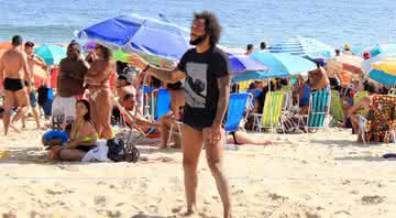 Marcelo se diverte na praia com os amigos - Agnews
