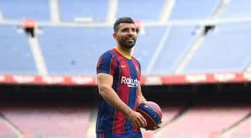 Aguero, jogador do Barcelona segurando a bola - GettyImages