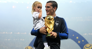 Griezmann com filha comemorando o título da Copa do Mundo - Getty Images