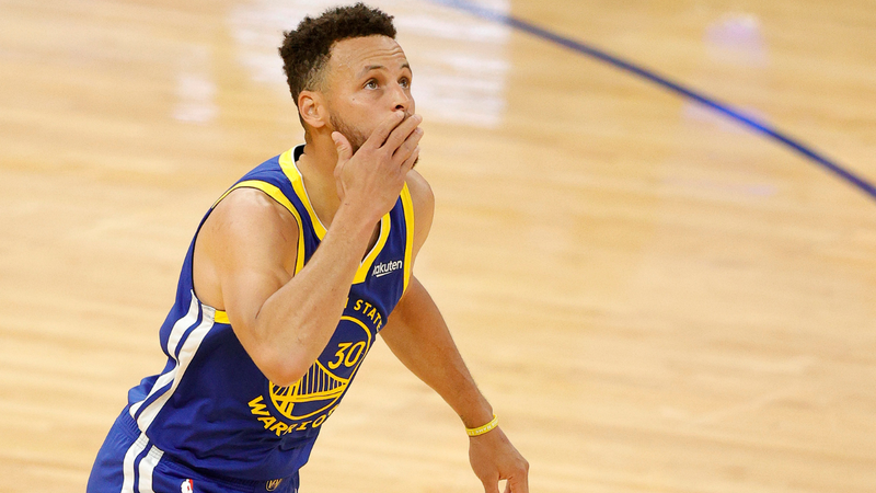 Curry em ação contra o Denver Nuggets - Getty Images