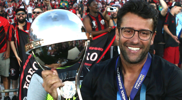 Alberto Valentim, treinador do Athletico-PR segurando o troféu da Sul-Americana - GettyImages