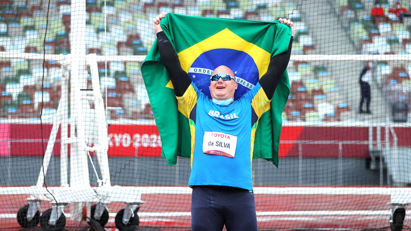 Alessandro da Silva, bicampeão Paralímpico, comemorando depois da conquista - GettyImages