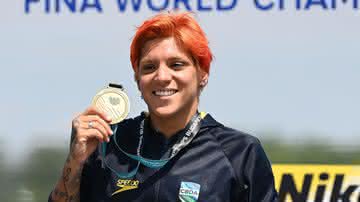 Ana Marcela Cunha segurando a medalha de ouro - GettyImages