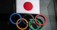 Anéis Olímpicos e bandeira do Japão, país sede dos próximos Jogos Olímpicos - Getty Images
