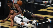 Giannis se machuca e deixa quadra contra os Hawks - Getty Images