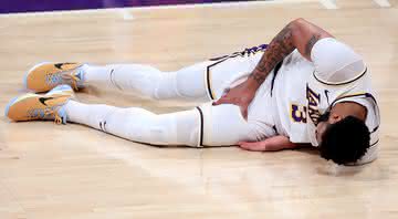 Anthony Davis saiu lesionado no último jogos do Lakers contra o Suns - Getty Images