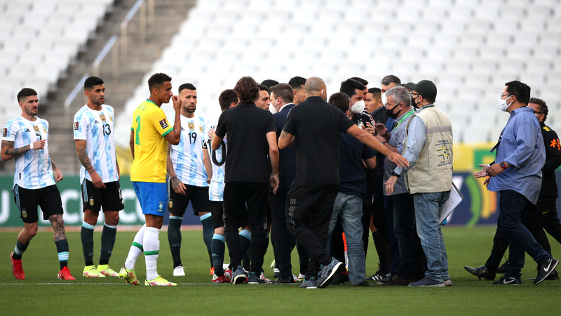 Jogadores de Brasil e Argentina junto dos funcionários da Anvisa em campo - GettyImages