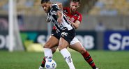 Hulk e Léo Pereira no duelo entre Flamengo e Atlético-MG - GettyImages