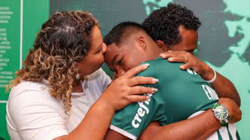 Endrick e seus pais no dia em que assinou seu contrato profissional - Fabio Menotti / Flickr Palmeiras
