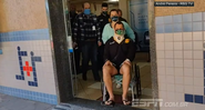 Árbitro Rodrigo Crivellaro saindo do hospital de cadeira de rodas - Transmissão André Pereira/ RBS TV