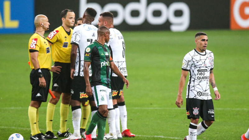 Gabriel e os jogadores de Corinthians e América-MG conversando com a arbitragem - GettyImages