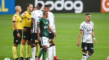 Gabriel e os jogadores de Corinthians e América-MG conversando com a arbitragem - GettyImages