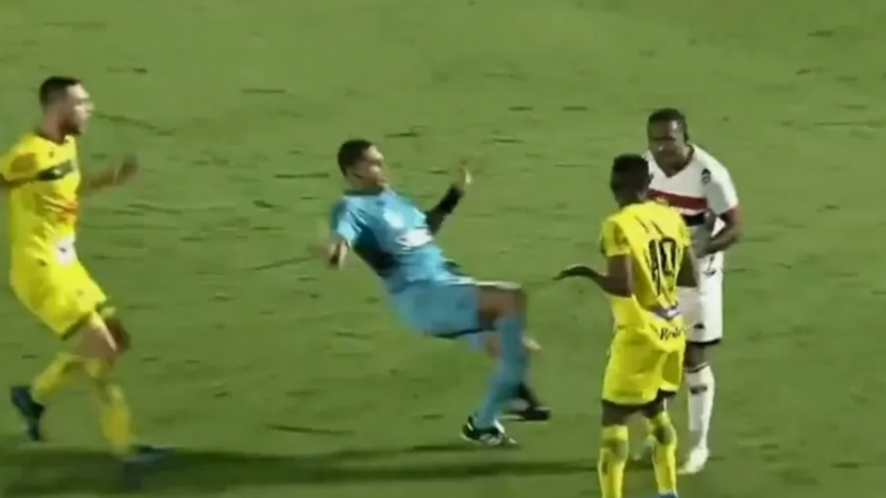 Árbitro corre para apartar briga, mas escorrega e acaba dando carrinho em jogadores do Mirassol e Botafogo-SP - Reprodução/Instagram