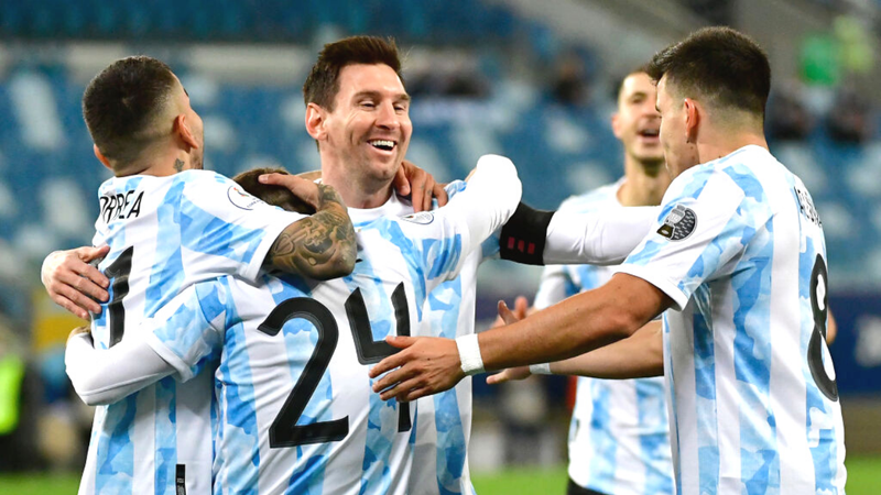 Messi e os jogadores da Argentina comemorando a vitória diante da Bolívia na Copa América - GettyImages