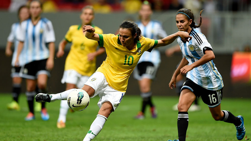 Jogadoras de Brasil e Argentina em amistoso - GettyImages