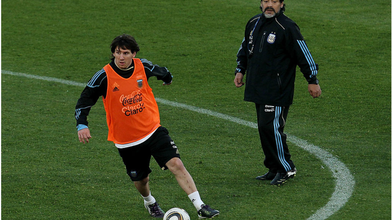 Lionel Messi prestou homenagem para Maradona, ambos são considerados ídolos da Argentina - GettyImages