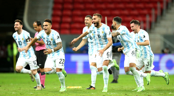 Jogadores da Argentina comemorando depois da cobrança de pênaltis contra a Colômbia na Copa América - GettyImages