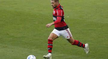 Arrascaeta conduzindo bola pelo Flamengo - Getty Images