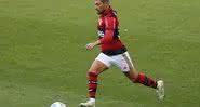 Arrascaeta conduzindo bola pelo Flamengo - Getty Images