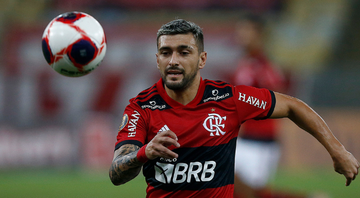Arrascaeta, jogador do Flamengo correndo atrás da bola - GettyImages