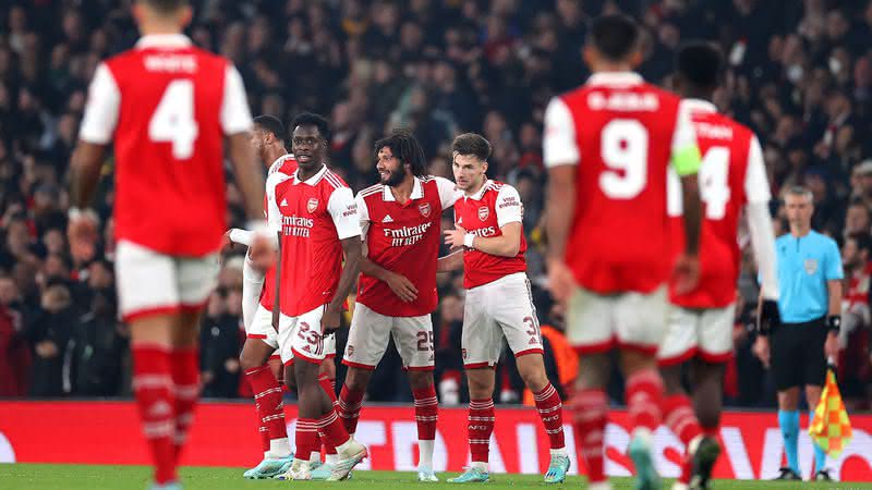 Jogadores do Arsenal comemorando gol de Tierney - Ryan Pierse / Getty Images