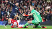 Aaron Ramsdale tenta defender bola de Buendía na Premier League 2021/22 - James Chance / Getty Images