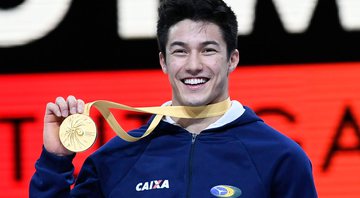Arthur Nory, ginasta segurando a medalha de ouro - GettyImages