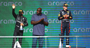 Lewis Hamilton, Shaquille O'Neal e Max Verstappen no pódio da Fórmula 1 - GettyImages