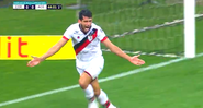 Jogador do Atlético-GO comemorando o gol diante do Corinthians no Brasileirão - Transmissão Premiere
