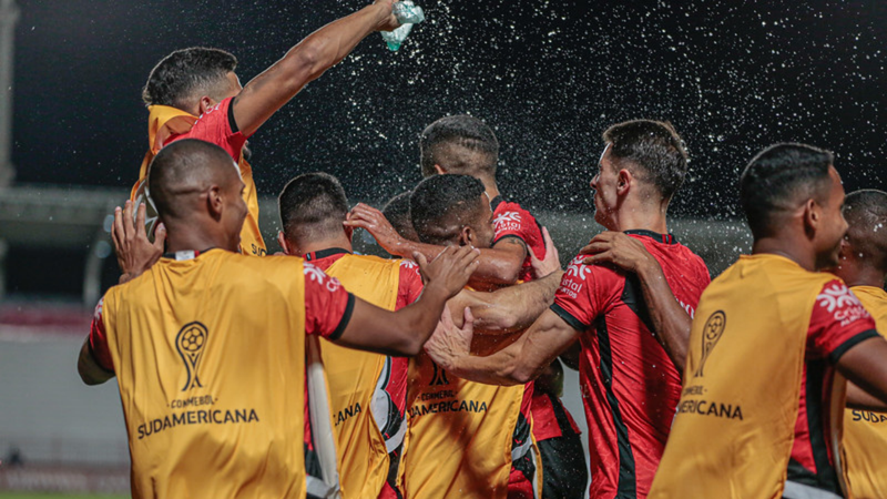 Atlético-GO comemorando o gol diante da LDU pela Sul-Americana - Bruno Corsino/ACG/Flickr