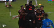 Jogadores do Atlético-GO comemorando o gol diante do Atlético-MG pelo Brasileirão - Transmissão Premiere