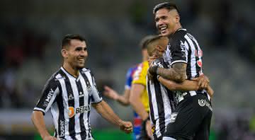 Junior Alonso comemorando gol ao lado de Zaracho e Jair pelo Atlético-MG - GettyImages