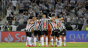 Jogadores do Atlético-MG abraçados em um círculo antes da partida da Libertadores - GettyImages