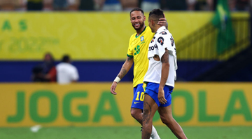 Neymar e Raphinha saindo de campo após a partida pela Seleção Brasileira - GettyImages