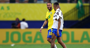 Neymar e Raphinha saindo de campo após a partida pela Seleção Brasileira - GettyImages