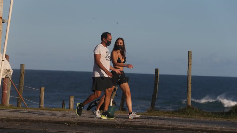 Edmundo e Ana Carolina passeiam na Orla da Barra da Tijuca! - Divulgação/AgNews