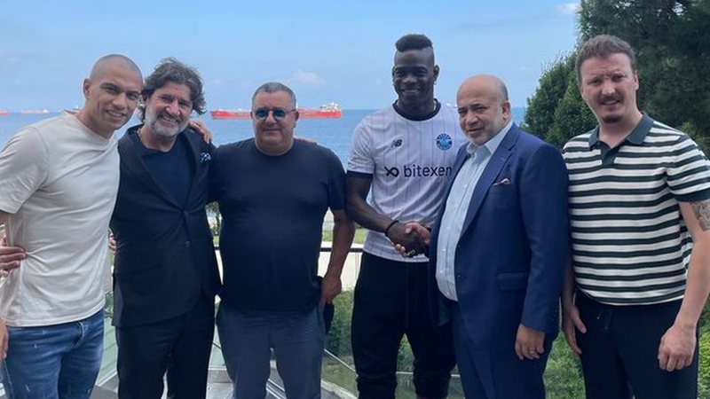 Time turco anuncia contratação de Mario Balotelli - Divulgação/