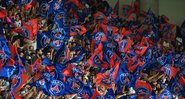 Torcida do PSG com bandeiras do clube - Getty Images