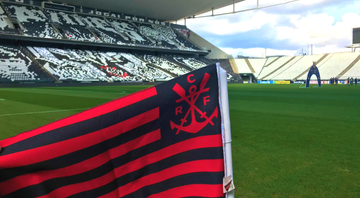 Bandeirinha com o símbolo do Flamengo no estádio do Corinthians - Reprodução/Twitter