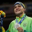 Beatriz Ferreira segurando a medalha de prata nas Olimpíadas - GettyImages